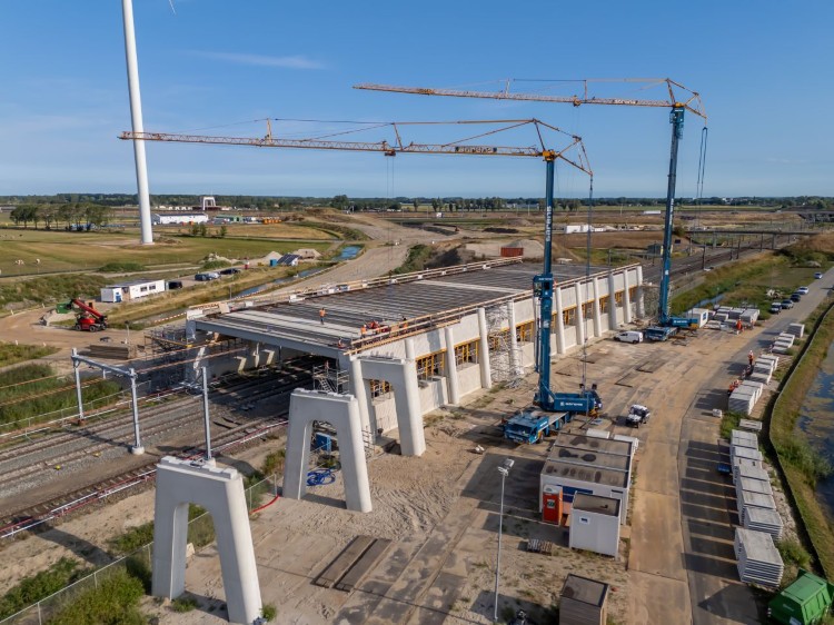 Figuur 11 Bouw pergola over de bestaande spoorlijn Utrecht &ndash; &lsquo;s-Hertogenbosch (KW16)